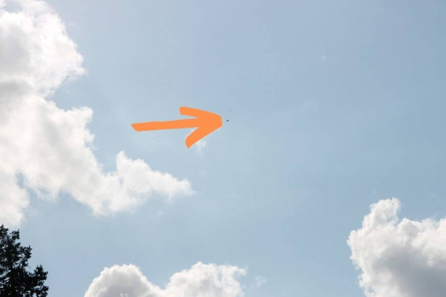 Die DJI Mini 3 Pro ist aus wenigen Hundert Metern mit bloßem Auge kaum mehr sichtbar